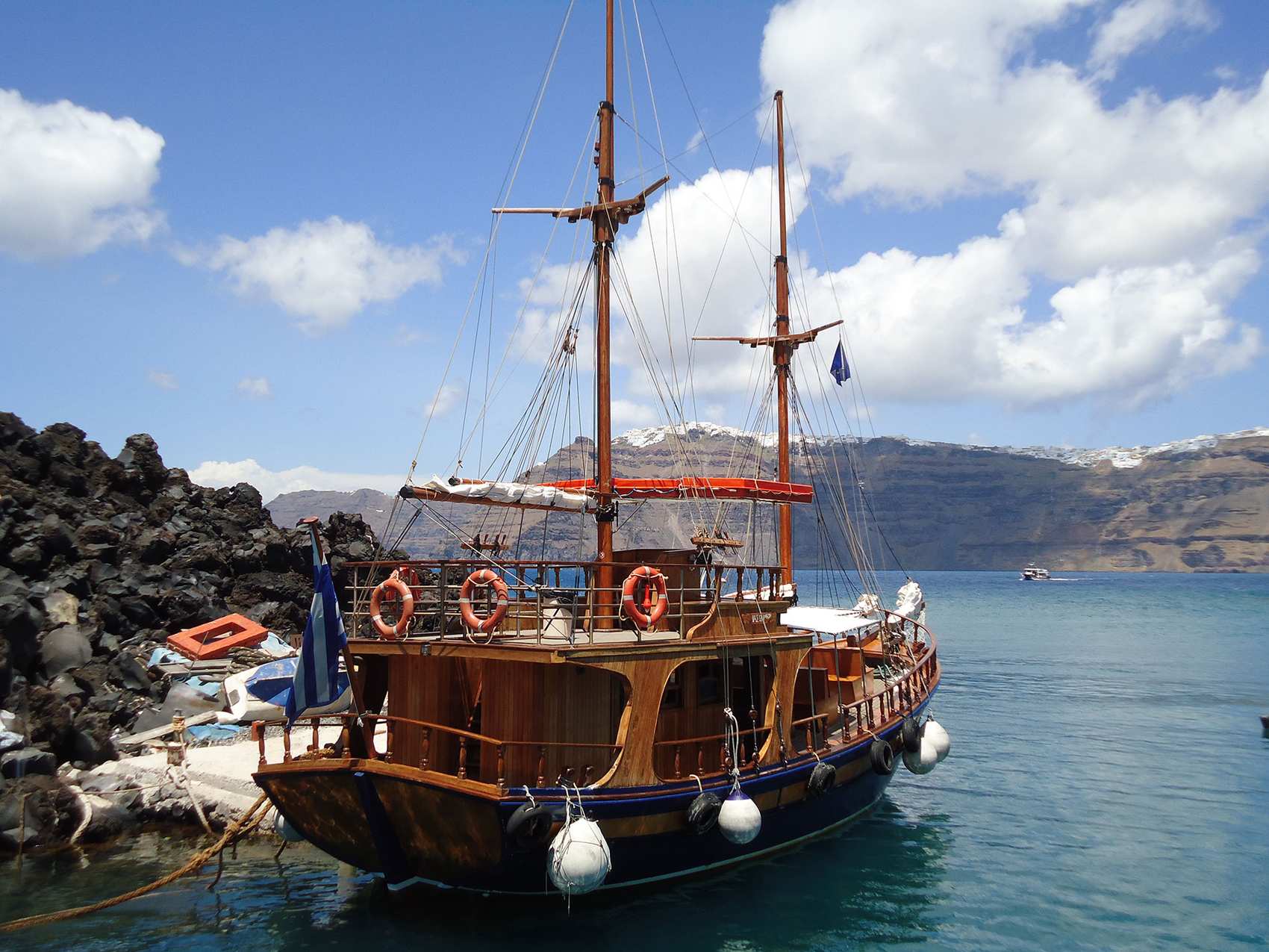 6 HOUR WOODEN BOAT TOUR TO VOLCANO, HOT SPRINGS & THIRASSIA