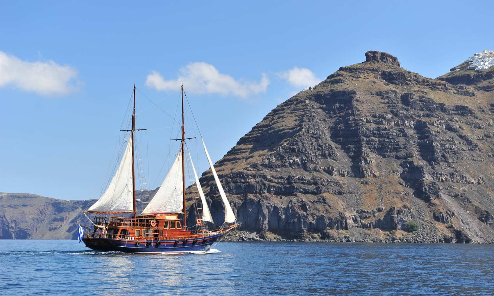 6 HOUR WOODEN BOAT TOUR TO VOLCANO, HOT SPRINGS & THIRASSIA WITH TRANSFER